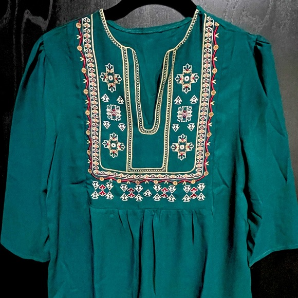 NWOT Boutique Top Green Embroidered Beautiful Adult Small - Picture 3 of 4